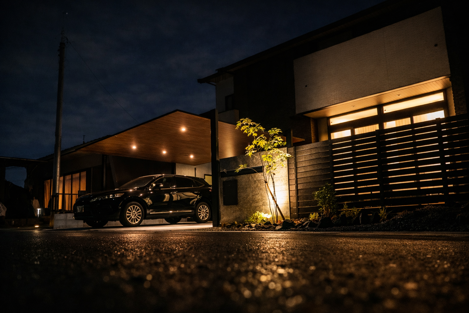 昼と夜で表情が変わる外構デザイン